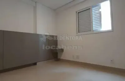 Apartamento localizado no centro com armários e ar-condicinado.