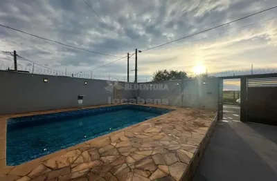 Casa com 2 dormitórios com ares condicionados vagas de garagem e piscina