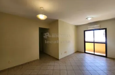 Apartamento para locação localizado no vila redentora com armarios e sacada.