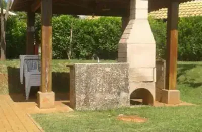 Apartamento terreo localizada no condominio são judas tadeu com ampla varanda.