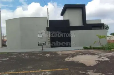 Casa residencial/comercial no bairro jardim califórnia, com 2 dormitórios sendo 1 suíte e 1 salão