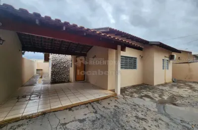 Santos dumont, casa com 03 quartos sendo 01 tipo apartamento.