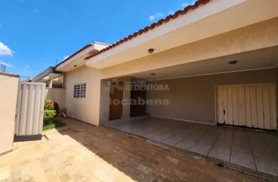 Jardim américa - casa com 03 dormitórios e 02 vagas de garagem coberta