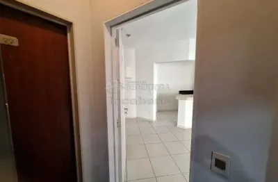 Apartamento no Centro com 02 dormitórios e 01 vaga de garagem.