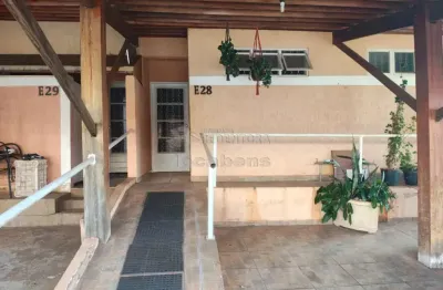 Casa sobrado em condomínio Residencial Villa Borghese III com 02 dormitórios.