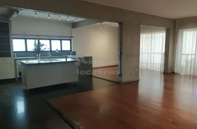 Centro - 1 Apto por Andar - 4 dorms, 1 suite, 1 apto e 2 semi aptos - 2 vagas