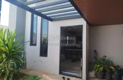 Casa com 03 Dormitórios, 02 vagas de garagens cobertas no bairro Jardim Tangará.