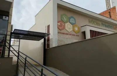 Casa nos fundos com 5 salas comerciais, acessibilidade e 1 garagem