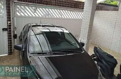 *centro são vicente* sobreposta alta 210 m² quintal com estrutura para piscina. pequeno lavabo no quintal com ducha do lado de fora. 3 dormitórios grandes sendo: 1 suíte com closet, armário embuti