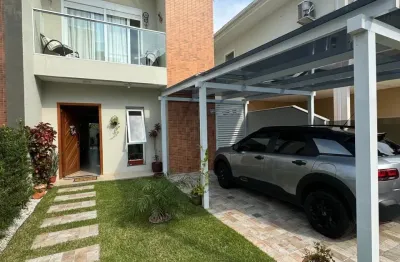 Casa a venda com 3 suítes no bairro ingleses, poucos metros do mar!