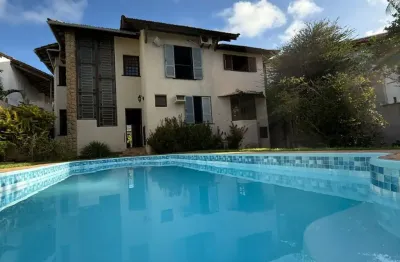 Linda casa à venda em condomínio - 675 m2 totais - 5/4 - 2 suítes - gabinete - piscina privativa -