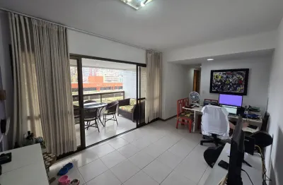 Excelente apartamento 3/4 sendo um suíte, 89m2, dependência completa no  costa azul, varanda, banheiro social , área de serviço, 2 garagens soltas