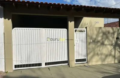 Casa com 2 quartos, edícula e garagem para 3 carros em gasparini