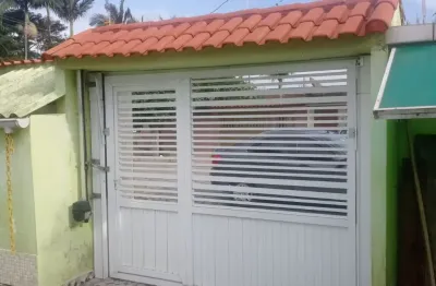 Casa com piscina, área gourmet e garagem para seis carros