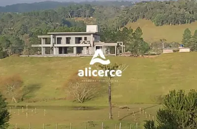 Chácara de Alto Padrão em Rancho Queimado (SC) – 4 suítes, lazer completo