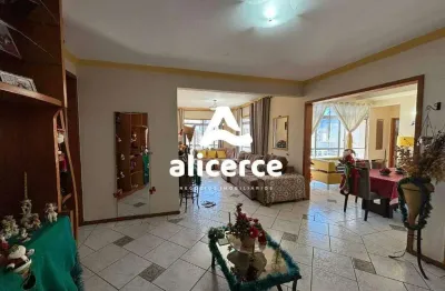 Ampla cobertura com 04 dormitórios e excelente localização no continente de florianópolis.