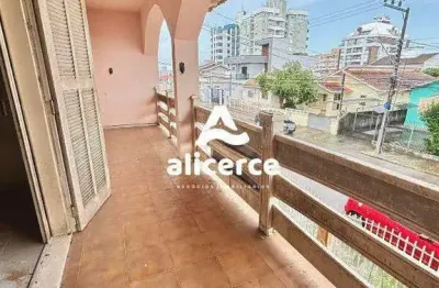 Casa com 4 quartos e 3 banheiros à venda, 320m² no bairro balneário em florianópolis