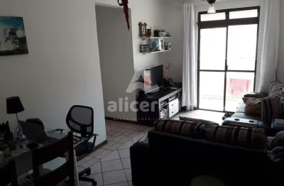 Apartamento com 02 dormitórios, sacada, garagem privativa a 100m da ponte hercílio luz