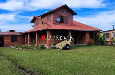 Casa rústica e aconchegante à venda em balneário pinhal!