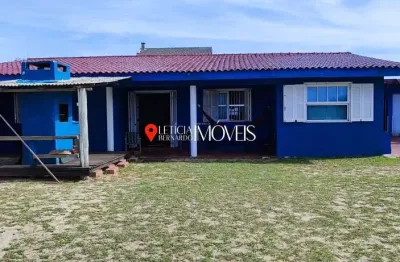 Casa rústica com pé direito alto à venda em balneário pinhal