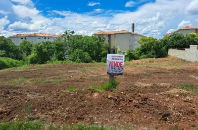 Terreno no boqueirão zr3 medindo 567,48m² próximo á av. independência  pronto para construir.