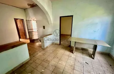 Imóvel á venda no bairro jardim ipê  Descrição: casa com dois quartos e uma suíte, cozinha, área de serviço, garagem e quintal