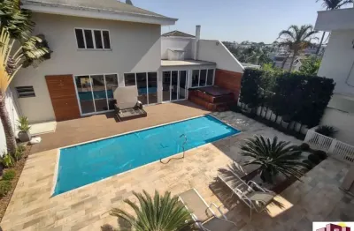 Casa alto padrão, em condomínio fechado, com 05 dormitórios, sendo 3 suites, piscina, sauna, sala de cinema, aquecimento solar , ar condicionado