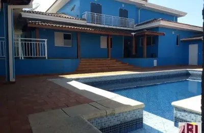 Residência em condomínio, 4 dormitórios, sendo 2 suítes com closet, 2 salas, escritório, lavabo, cozinha com planejados, piscina e sauna