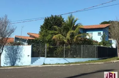 Sobrado de esquina, 2 suites, 2 salas, ótima construção, local agradável.