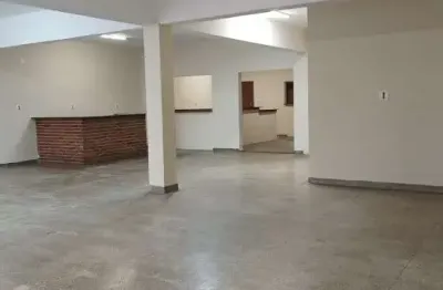 Excelente ponto comercial para locação em boituva-sp, com 4 vagas de garagem na frente do predio
