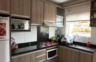 Lindo sobrado com móveis planejados na cozinha e nos banheiros. 