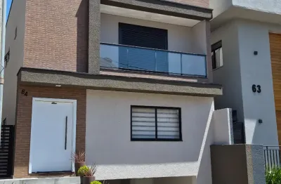 Casa com jardim privativo e 239 m² em Condomínio clube no Santa Cândida por R$ 11 mil + taxas
