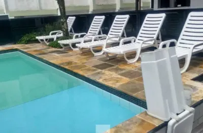 Totalmente reformado com 3 dormitórios todos suítes a 100m da praia - pitangueiras guarujá