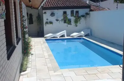 Casa na enseada com piscina e churrasqueira, 4 quartos sendo 2 suítes