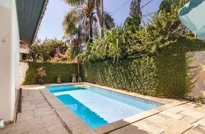 Casa à venda com 3 quartos sendo 1 suíte e piscina no jardim virgínia guarujá