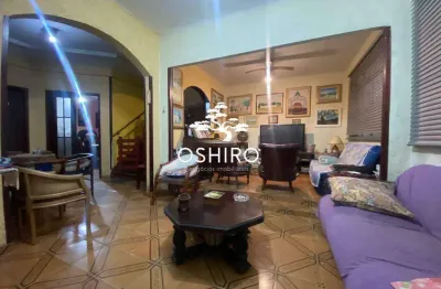 Ampla casa com 04 dormitórios (sendo 01 suíte) e edícula em excelente localização!