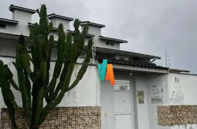 Sobrado com 3 dormitórios à venda, 141 m² por r$ 585.000,00 - jardim britânia - caraguatatuba/sp