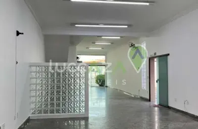 Excelente oportunidade de locação: Ponto comercial no Centro de Jacareí-SP, com 5 salas, 2 banheiros, 8 vagas de garagem e 500m².