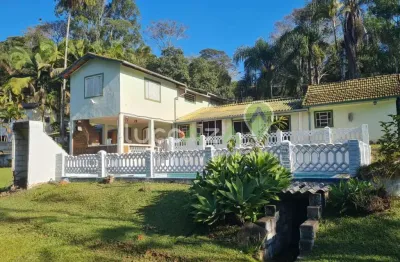 Chácara de luxo com 4 quartos e 1 suíte na cidade de Igaratá-SP, bairro Igaratá, 350m², 2 salas, 4 banheiros, 8 vagas.