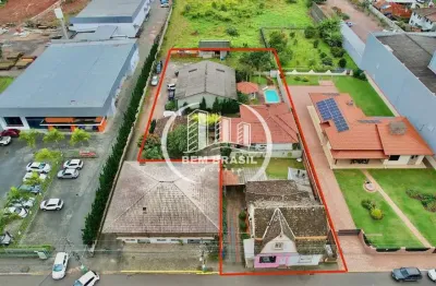 Terreno no centro com dois imóveis comerciais e um imóvel residencial com piscina