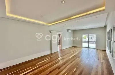 Condomínio São Paulo II - Neoclássica impecável, com 4 suítes e 4 vagas - 468 m²!