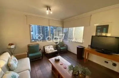 Apartamento com closet, repleto de armários. Conforto e elegância!