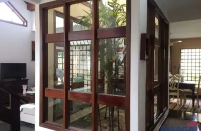 Casa com 3 quartos à venda na cidade jardim, jacareí  por r$ 900.000