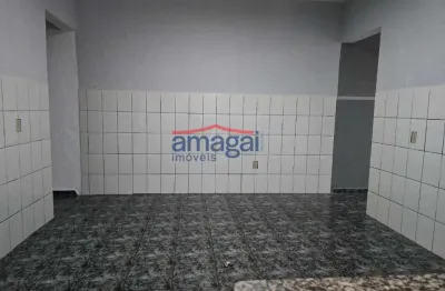 Casa com 2 quartos para alugar no Jardim Santa Marina, Jacareí  por R$ 1.350