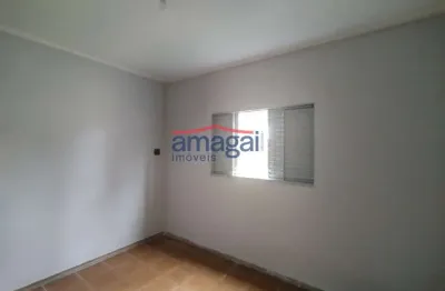 Casa com 2 quartos para alugar no são joão, jacareí  por r$ 1.600