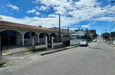 Casa bem localizada no bairro serraria em são josé/sc