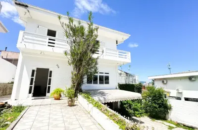 Casa com 04 suítes no bairro coqueiros  viva com conforto, sofisticação e uma vista deslumbrante para o mar