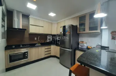 Apartamento ensolarado de 3 dormitórios com suíte e vaga coberta