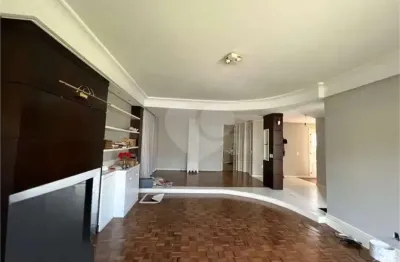 Casa comercial para alugar no Três Figueiras, Porto Alegre 