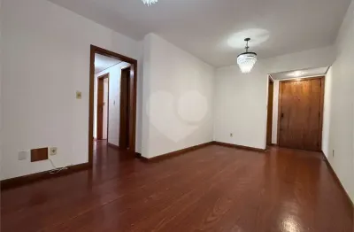 Apartamento com 3 quartos para alugar no São João, Porto Alegre 